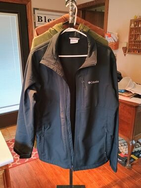 Columbia Men’s Black Softshell Jacket Bin 1